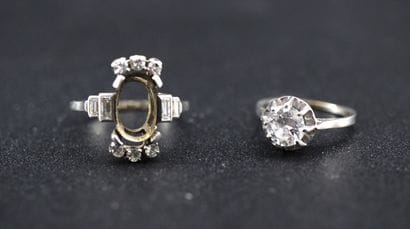 2 bagues en or blanc 18k ornées de strass....