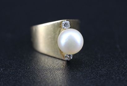 Modernist ring in 18k yellow gold set with...