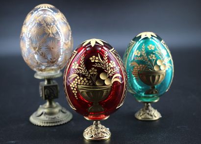 FABERGÉ - Set of 3 crystal eggs mounted on...