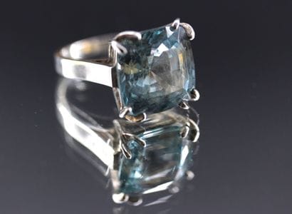 Silver ring set with a blue stone. PB: 5.58...