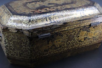 CHINA, late 19th century
Canton lacquer sewing...