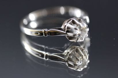18k white gold ring set with a diamond. PB:...