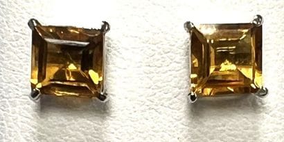 Pair of ear studs in 750°/.(18K) white gold...