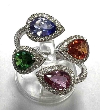 Cocktail ring in 750°/.(18K) white gold adorned...