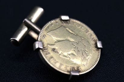 Bouton de manchette orné d'une pièce de 10F...