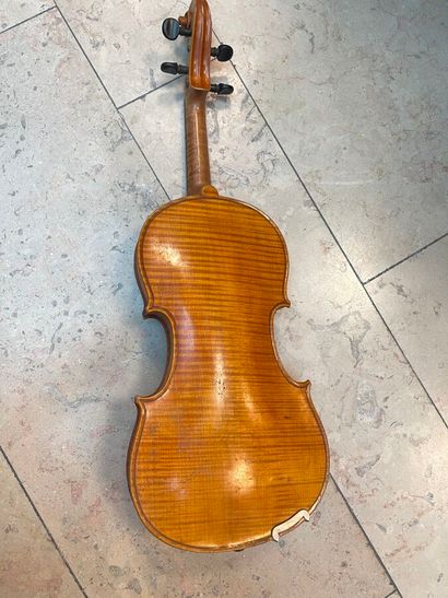 Violin bears a BRETON BREVETE DE S.A.R.M....