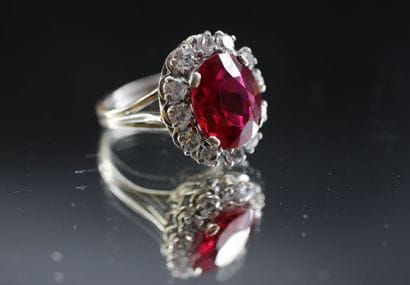 Daisy ring in 18k white gold set with a treated...