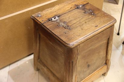 Natural wood salt cellar, early 19th century....