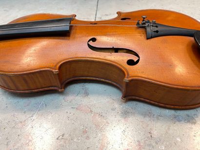 Violin bears a BRETON BREVETE DE S.A.R.M....
