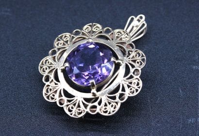 Brooch in 14K yellow gold with a violet blue...