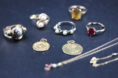 Ensemble d'une bague en or jaune et blanc...