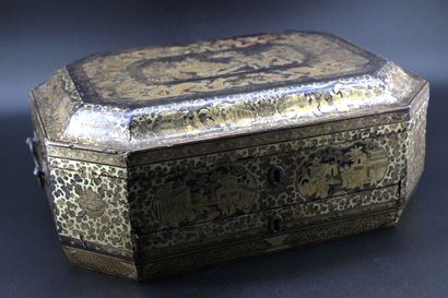 CHINA, late 19th century
Canton lacquer sewing...