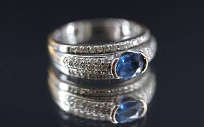 Band ring in 18k white gold set with a blue...