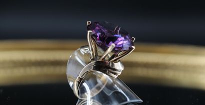 18k yellow gold ring set with a large amethyst....