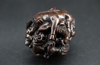 Japan, Meiji-Shôwa period
Carved wooden netsuke...