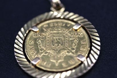 18k yellow gold pendant adorned with a 20...