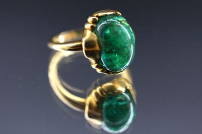 Yellow gold ring set with an emerald