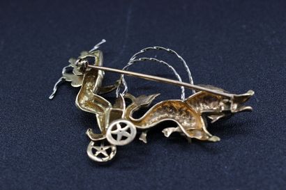 18k yellow gold brooch depicting a chariot...