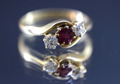 18k yellow gold ring set with a central pink...