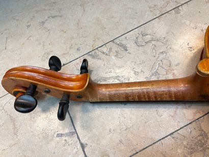 Violin bears a BRETON BREVETE DE S.A.R.M....