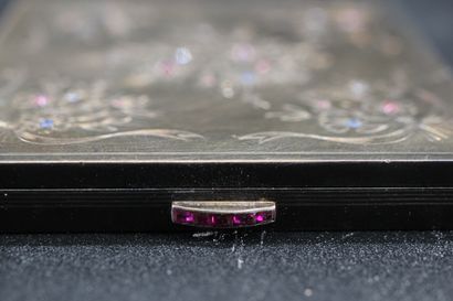 Silver poudrier decorated with flower sprays...