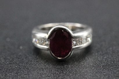 18k white gold ring set with a ruby (approx....