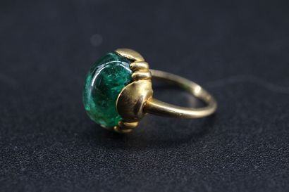 Yellow gold ring set with an emerald