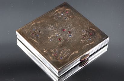 Silver poudrier decorated with flower sprays...