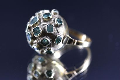 Dome ring in 18k yellow gold set with emeralds...