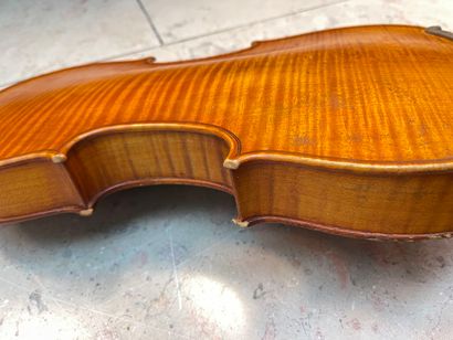 Violin bears a BRETON BREVETE DE S.A.R.M....