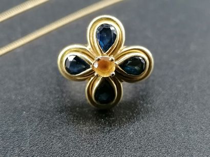 Set in 18k yellow gold comprising a 