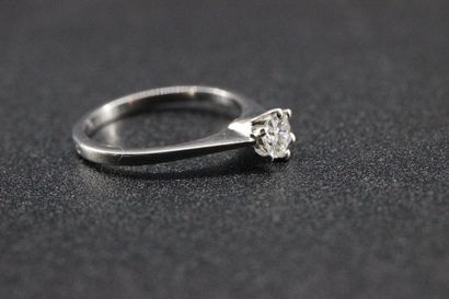 Solitaire ring in 18k white gold set with...