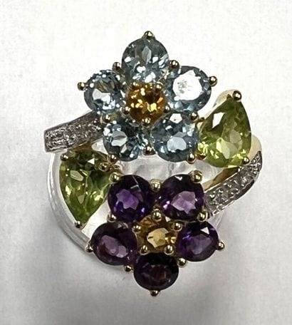 Toi et Moi ring stylizing flowers in 750°/.(18K)...