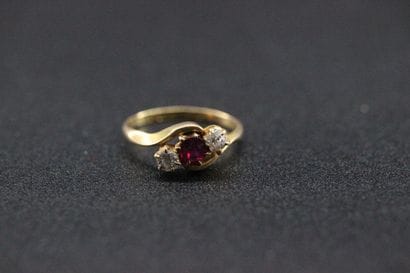 18k yellow gold ring set with a central pink...