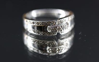 Ring in 18k white gold set with small brilliants....