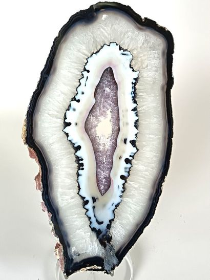 Agate
Singular agate with amethyst and quartz...