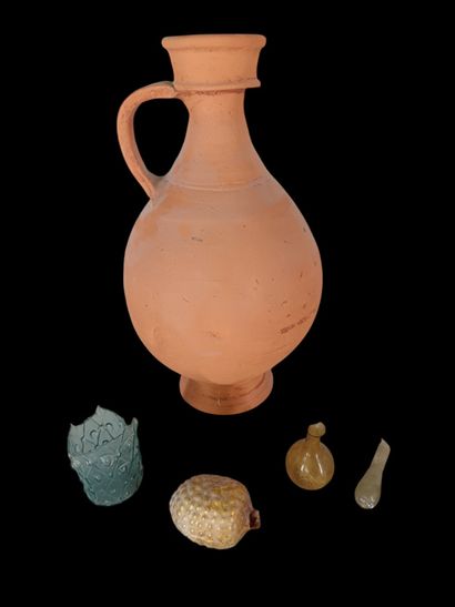 Set comprising: in the center, a large jug...