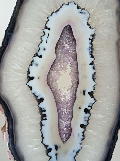 Agate
Singular agate with amethyst and quartz...