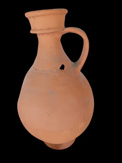 Set comprising: in the center, a large jug...