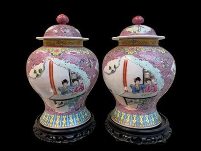 CHINA - Pair of Canton porcelain vases decorated...