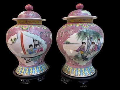CHINA - Pair of Canton porcelain vases decorated...