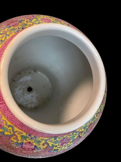 CHINA - Pair of Canton porcelain vases decorated...