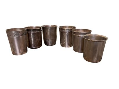 Lot de 6 timbales droites en argent. 352...