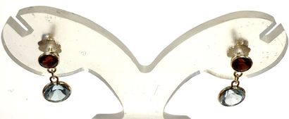 Paire de pendants d'oreilles en or jaune...