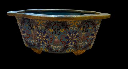 CHINA - Polylobed enamel-cloisonné bronze...