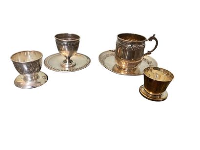 3 coquetiers et une tasse et sous tasse en...