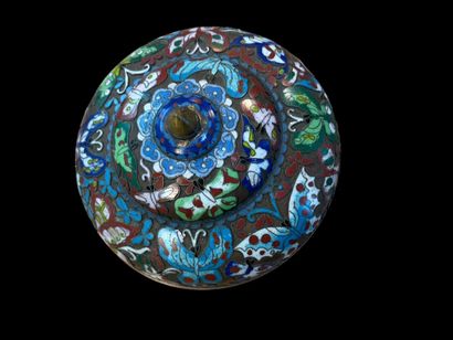 CHINA - Covered cloisonné copper bowl with...