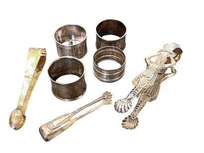 4 ronds de serviettes en argent et 3 pinces...