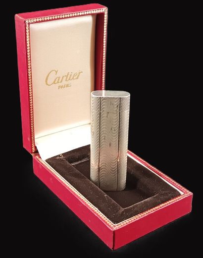 CARTIER - Briquet en métal argenté (dans...