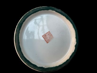 CHINA - Pair of Canton porcelain vases decorated...